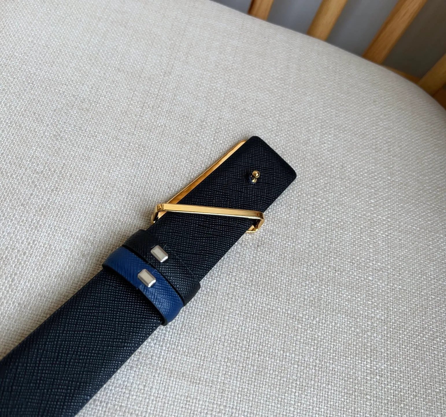 💰460💰Full package💰 💍Purchasing agent level PRADA counter latest model 🎉🎉🎉 This buckle belt is from the multifunctional modular accessories series and can be matched as you like. The triangular logo shows its unique characteristics and modernity through the universal simple silhouette, presenting a refined texture. Width: 3.5cm