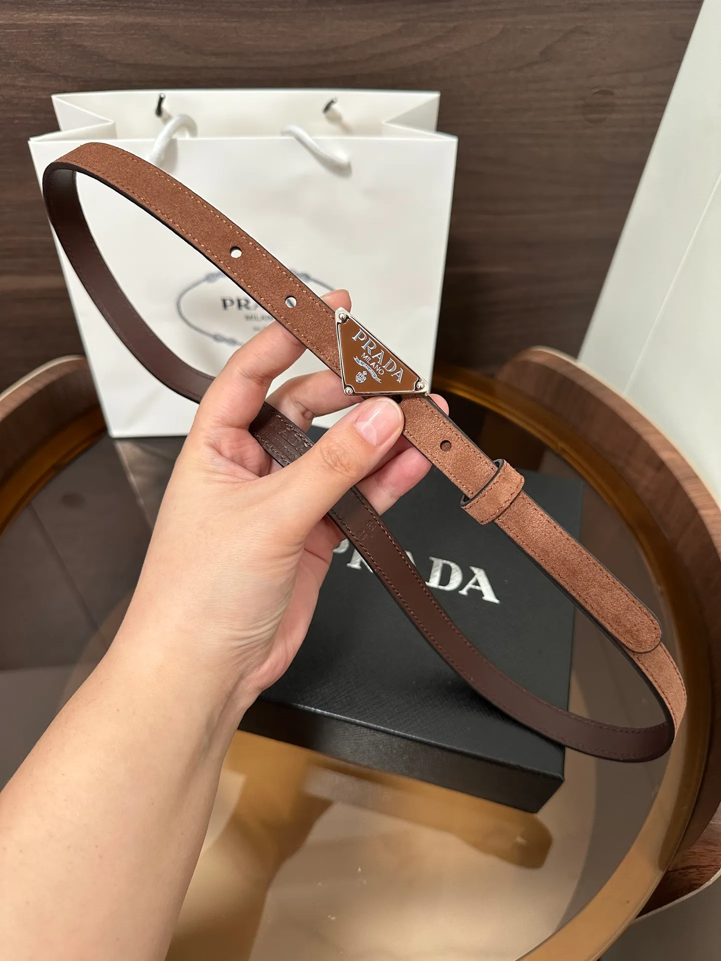 💰460💰Full package💰 💍Purchase level Prada⚡️Suede leather belt ⚡️This suede leather belt uses a fashionable and exquisite design to highlight your personality🌹It is more refined with a metal buckle, reminiscent of the iconic triangle logo⚡️The metal buckle is embellished with an enamel-coated triangle metal logo⚡️Width 1.5cm