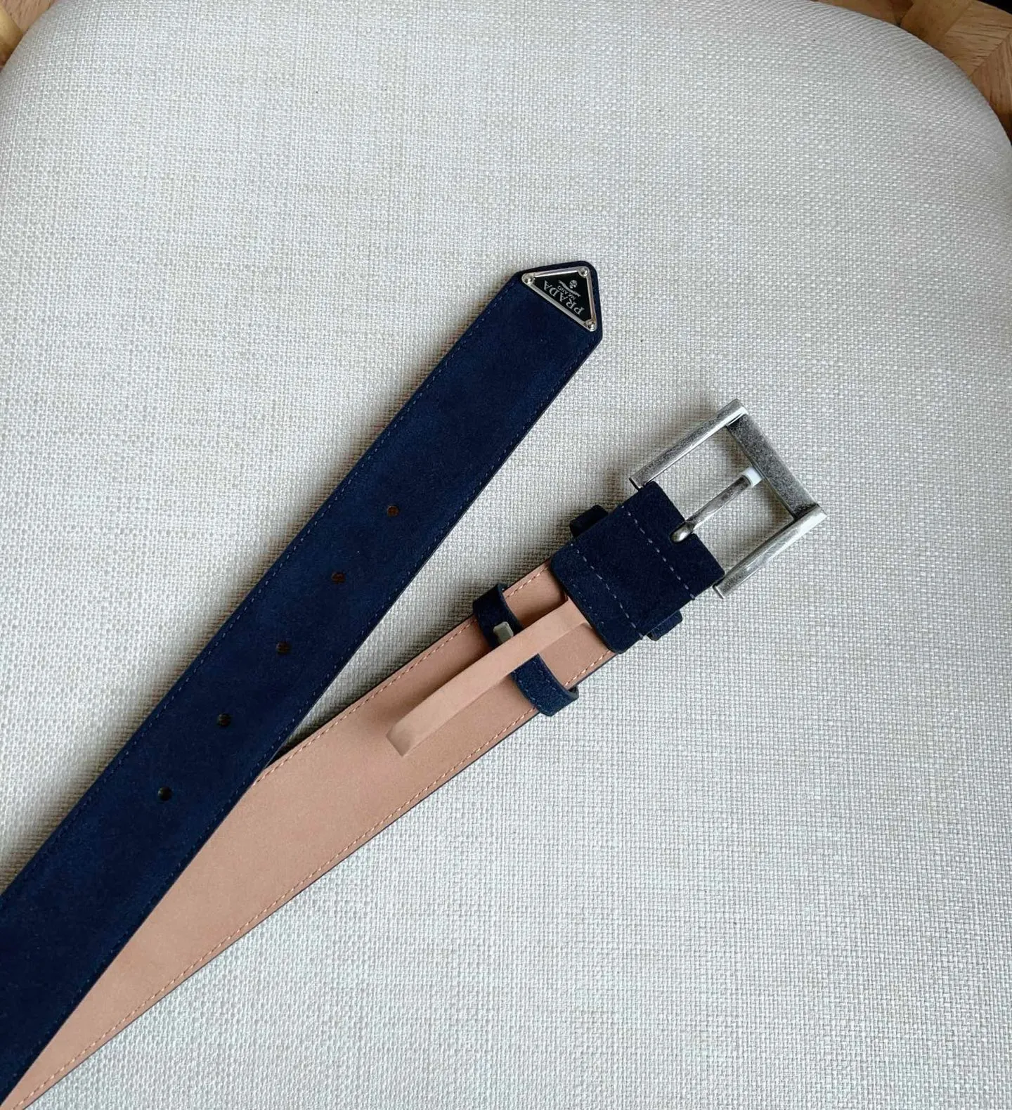 💰480💰Full package💰 💍Purchase-grade PRADA (Prada) ⚡️🌹The latest model at the counter. This suede leather belt has a simple yet exquisite style. The end is eye-catchingly decorated with an enamel triangular metal logo⚡️🌹It is the brand's iconic material. Unisex Width 3.5cm