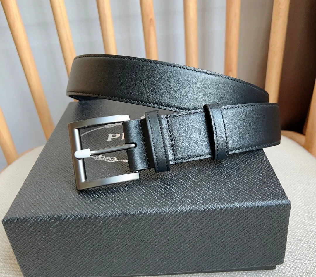 💰480💰Full package💰 💍Purchase-grade latest model from PRADA counters. The tip of this leather belt is decorated with the iconic enameled metal triangle logo. This logo was designed by Mario Prada. It first appeared on the brand's suitcase in 1913. It is unisex and 3.5cm wide.
