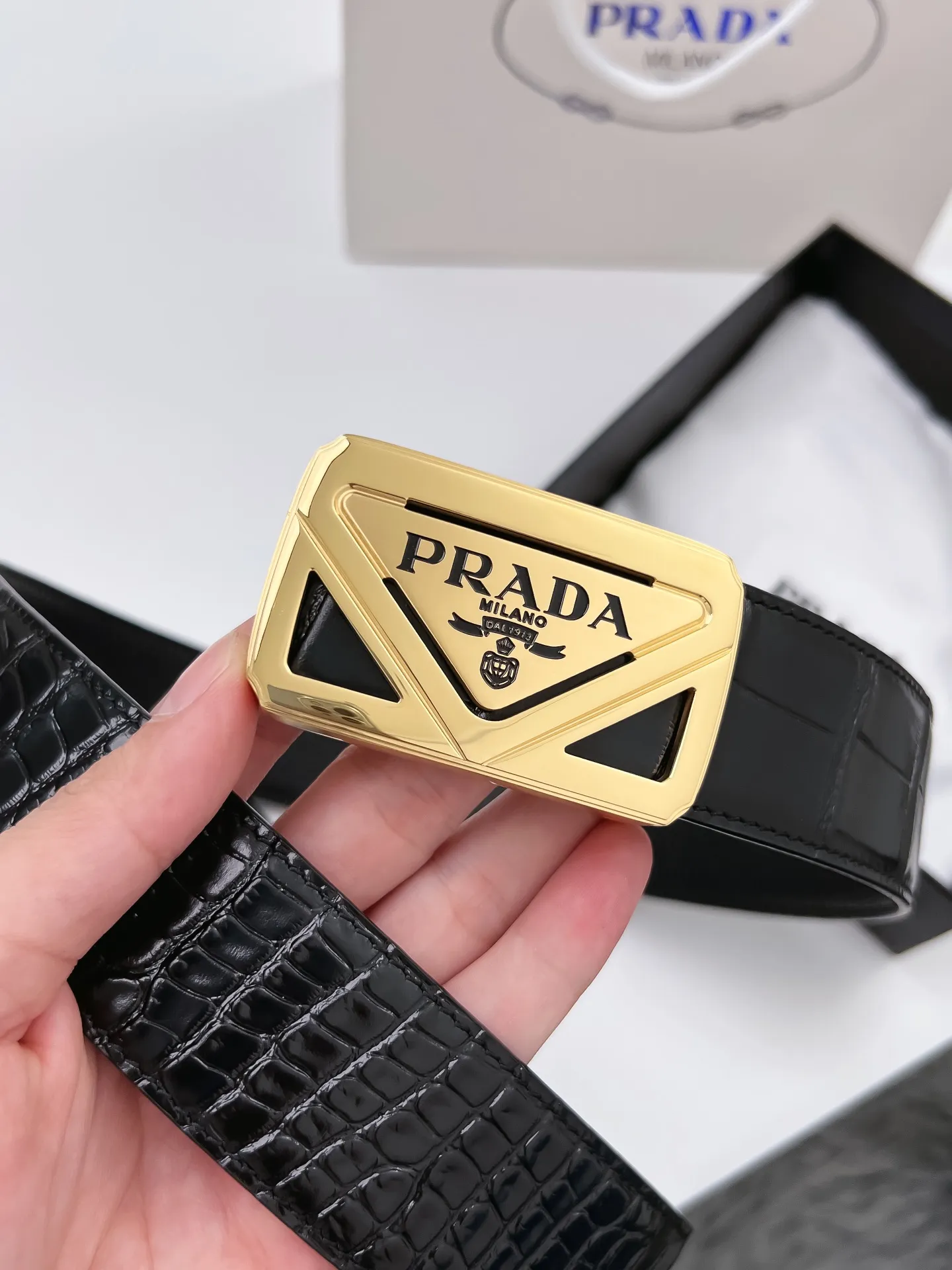 💰480💰Authentic packaging💰 💍Purchasing agent grade Prada Width 3.9CM The surface is made of first-layer cowhide with pressed crocodile pattern, highly simulated crocodile, good-looking and durable, first-layer pebbled bottom leather, double-sided. High-end texture, exquisite workmanship. The first choice for quality men. High-quality pure steel buckle (gold and silver) Size: 100-125CM Packaging: full set of packaging