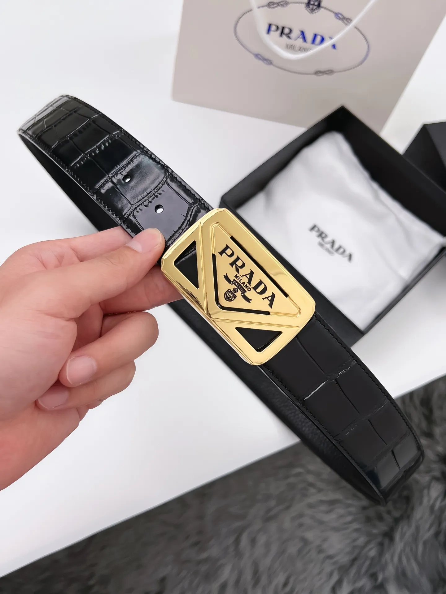 💰480💰Authentic packaging💰 💍Purchasing agent grade Prada Width 3.9CM The surface is made of first-layer cowhide with pressed crocodile pattern, highly simulated crocodile, good-looking and durable, first-layer pebbled bottom leather, double-sided. High-end texture, exquisite workmanship. The first choice for quality men. High-quality pure steel buckle (gold and silver) Size: 100-125CM Packaging: full set of packaging