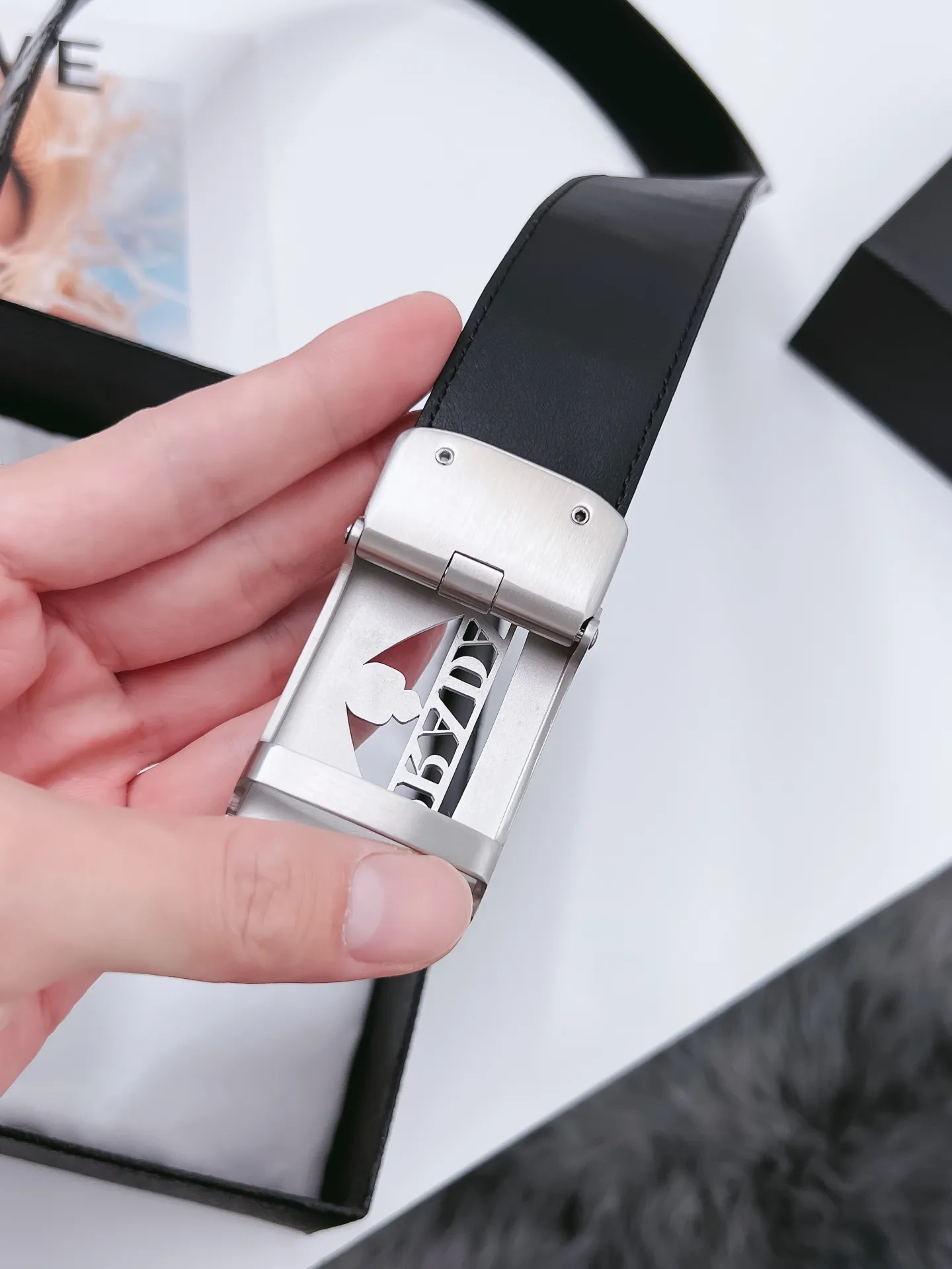💰440💰Authentic packaging💰 💍Purchase-grade Prada stainless steel automatic buckle belt, width 3.5CM KGB2I180, high-quality style, high-end and durable. The imported top layer simulates crocodile belly patterns, which are comparable to real crocodiles, and the durability and patterns are very similar. Bottom leather: cowhide imported from Italy, pure imported to ensure durability. Button head: 316 stainless steel buckle (gold, silver) Size; 100-125CM (can be cut) Packaging: full set of packaging