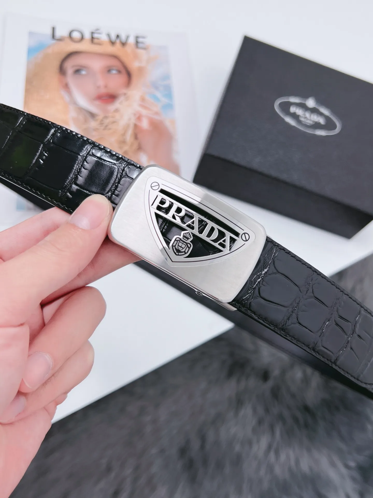 💰440💰Authentic packaging💰 💍Purchase-grade Prada stainless steel automatic buckle belt, width 3.5CM KGB2I180, high-quality style, high-end and durable. The imported top layer simulates crocodile belly patterns, which are comparable to real crocodiles, and the durability and patterns are very similar. Bottom leather: cowhide imported from Italy, pure imported to ensure durability. Button head: 316 stainless steel buckle (gold, silver) Size; 100-125CM (can be cut) Packaging: full set of packaging
