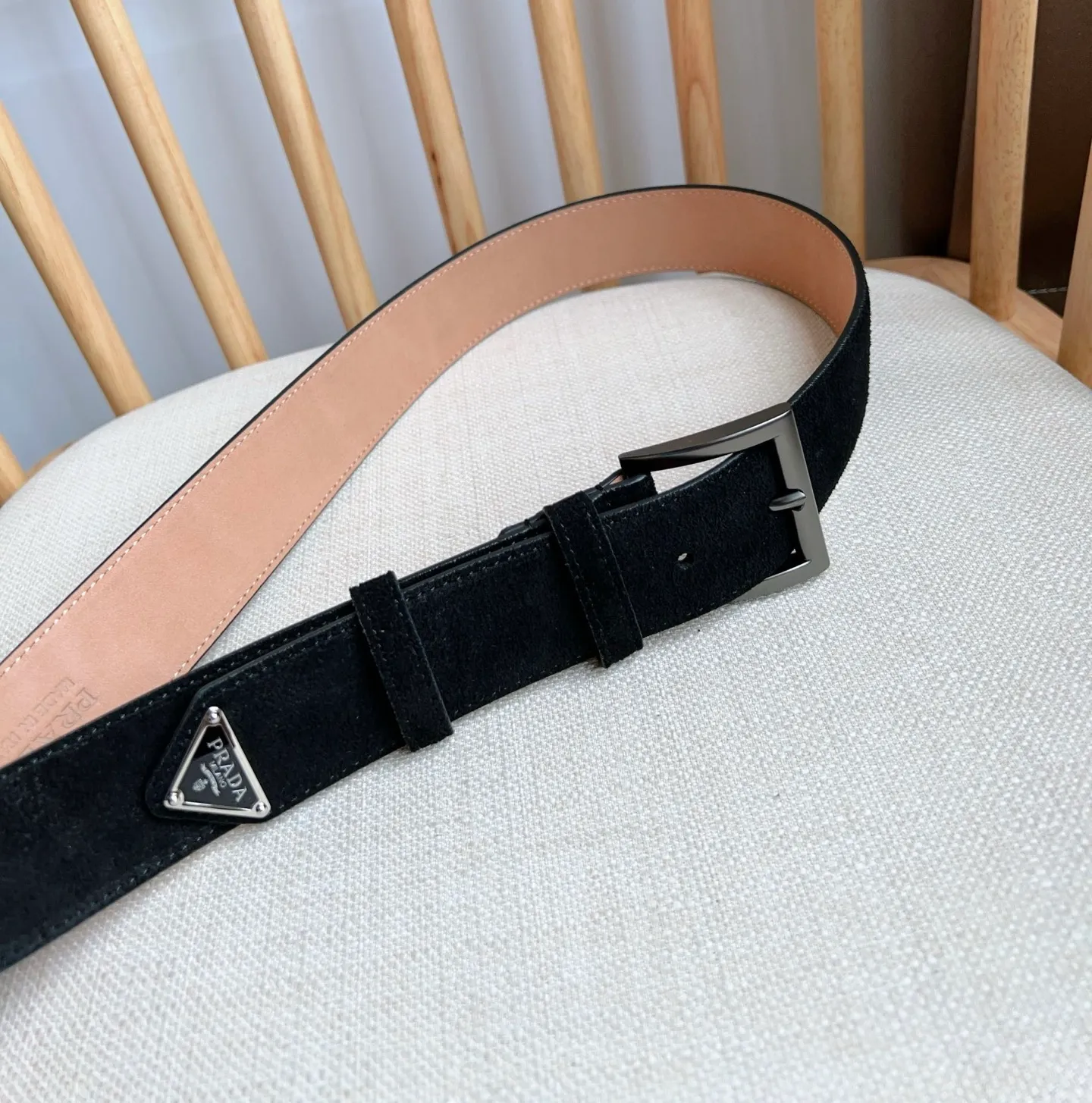 💰480💰Full package💰 💍Purchase-grade PRADA (Prada) ⚡️🌹The latest model at the counter. This suede leather belt has a simple yet exquisite style. The end is eye-catchingly decorated with an enamel triangular metal logo⚡️🌹It is the brand's iconic material. Unisex Width 3.5cm