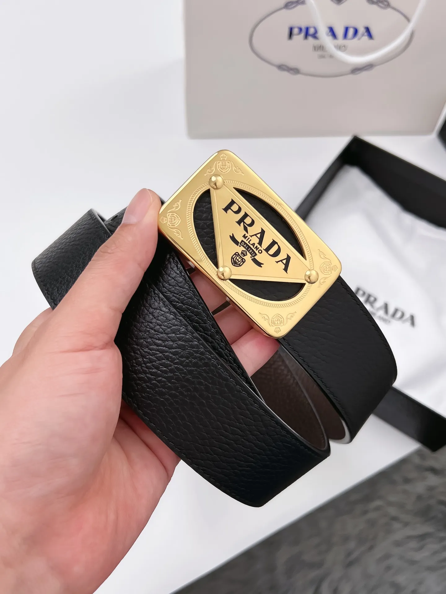 💰480💰Authentic packaging💰 💍Purchase grade Prada 3.8cm Material: Customer-provided natural pebbled calf leather, black with coffee, full-grain leather, thick leather, full feel. The overall grade is very high. Button head: pure steel buckle (gold silver). Size: 100-125CM (can be cut) Packaging: high-end gift box packaging