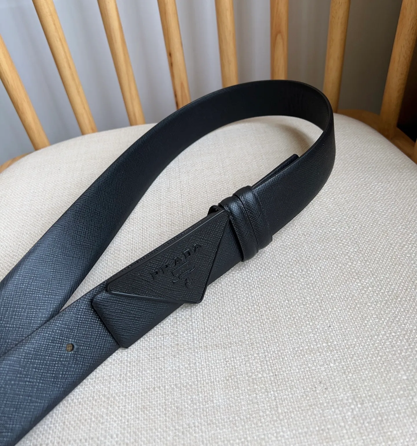 💰460💰Full package💰 💍Purchasing agent level PRADA counter latest model 🎉🎉🎉 This buckle belt is from the multifunctional modular accessories series and can be matched as you like. The triangular logo shows its unique characteristics and modernity through the universal simple silhouette, presenting a refined texture. Width: 3.5cm