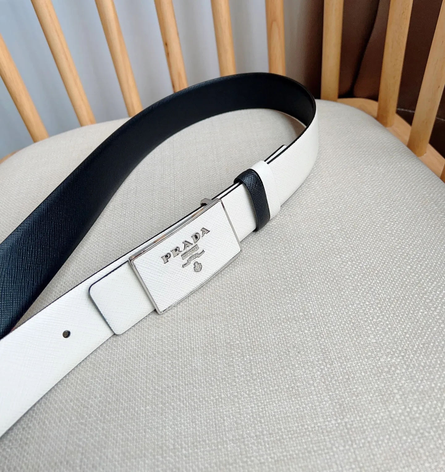 💰480💰Complete package💰 💍Purchasing-grade latest model from PRADA counter 🎉🎉🎉 This buckle-style belt is from the multi-functional combined accessories series and can be matched as you like. The buckle is decorated with an engraved logo. The simple silhouette shows unique characteristics and modernity, presenting a refined texture. Width: 3.5cm