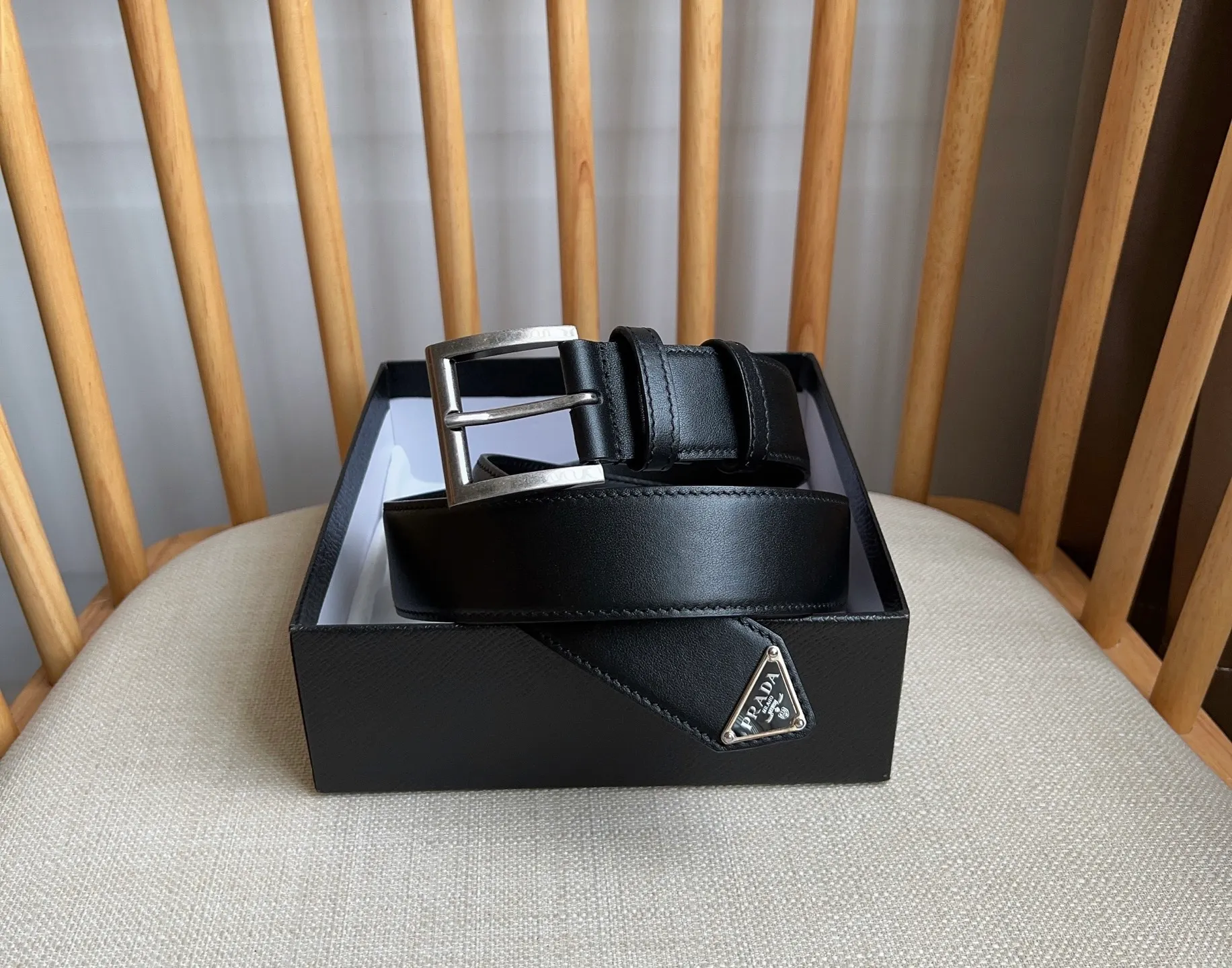 💰480💰Full package💰 💍Purchase-grade latest model from PRADA counters. The tip of this leather belt is decorated with the iconic enameled metal triangle logo. This logo was designed by Mario Prada. It first appeared on the brand's suitcase in 1913. It is unisex and 3.5cm wide.