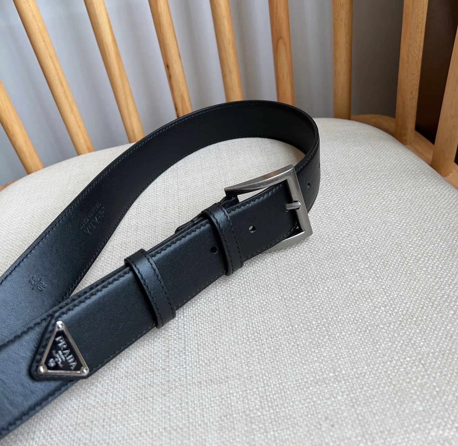 💰480💰Full package💰 💍Purchase-grade latest model from PRADA counters. The tip of this leather belt is decorated with the iconic enameled metal triangle logo. This logo was designed by Mario Prada. It first appeared on the brand's suitcase in 1913. It is unisex and 3.5cm wide.