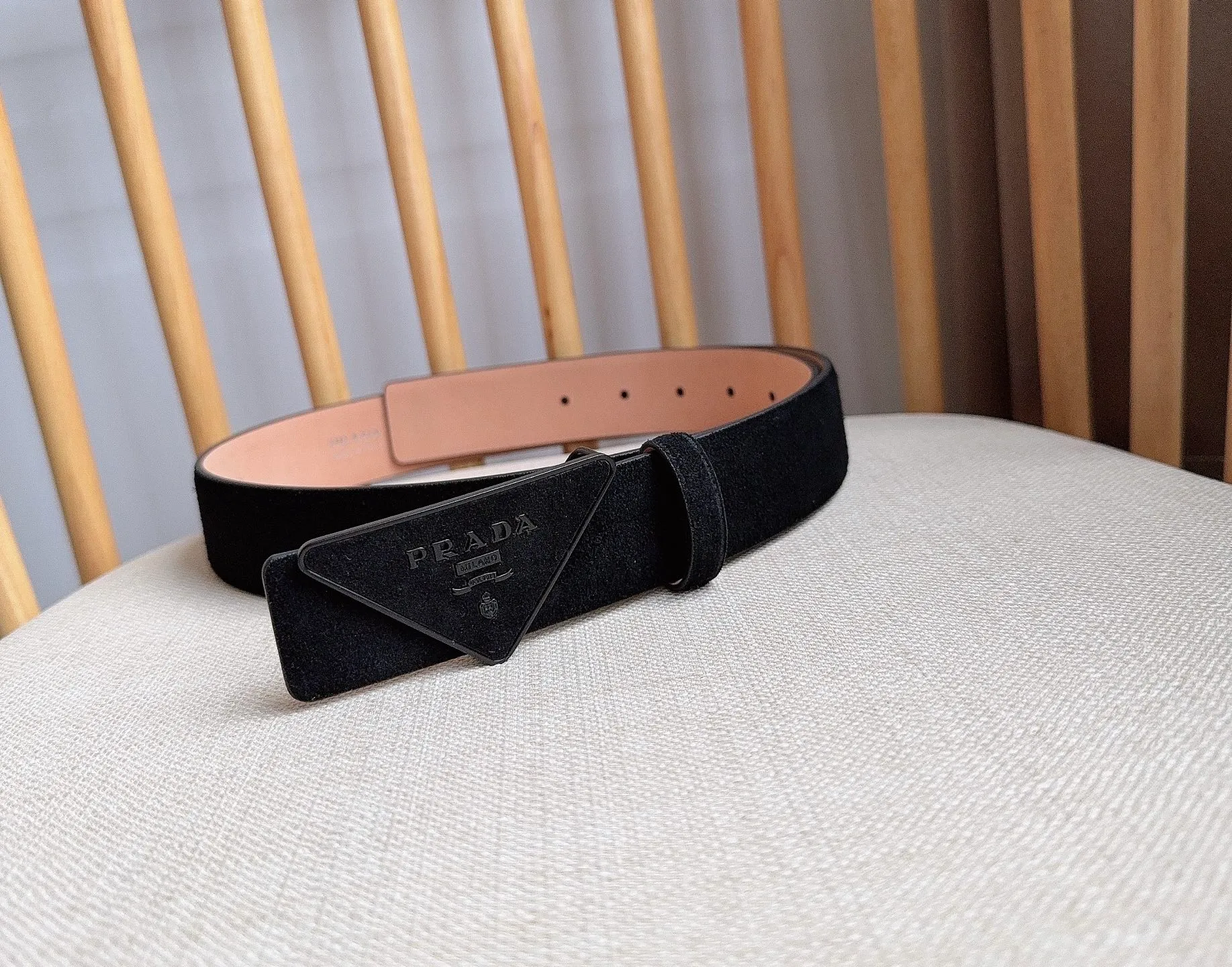 💰460💰Full package💰 💍Purchase level PRADA (Prada) ⚡️🌹Latest model at the counter 🎉🎉🎉 This soft suede leather belt has a simple and exquisite design. The triangular logo metal buckle adds the finishing touch to modern accessories. It has unique features and modernity, presenting a refined texture. ⚡️🌹Width: 3.5cm