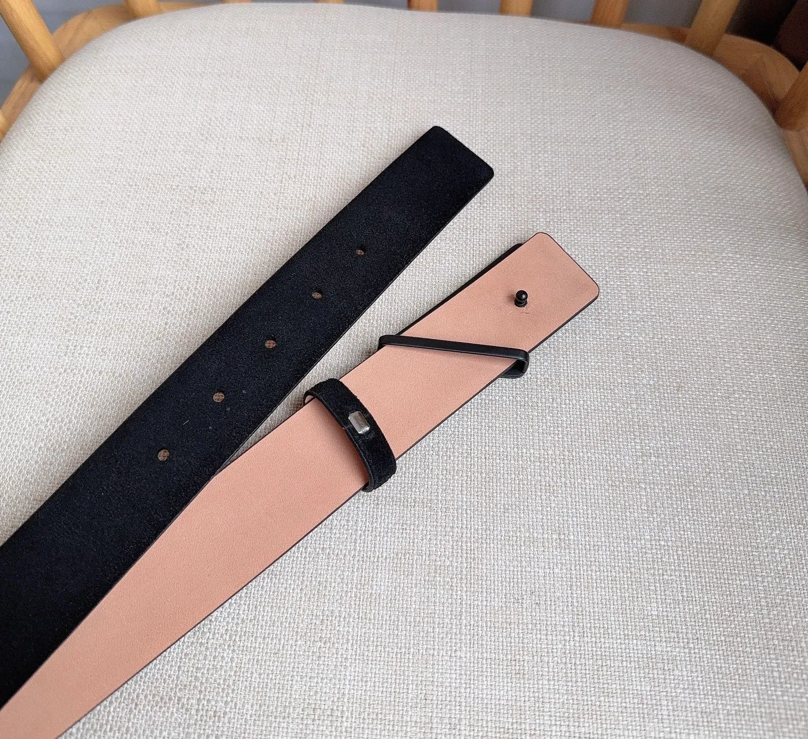 💰460💰Full package💰 💍Purchase level PRADA (Prada) ⚡️🌹Latest model at the counter 🎉🎉🎉 This soft suede leather belt has a simple and exquisite design. The triangular logo metal buckle adds the finishing touch to modern accessories. It has unique features and modernity, presenting a refined texture. ⚡️🌹Width: 3.5cm