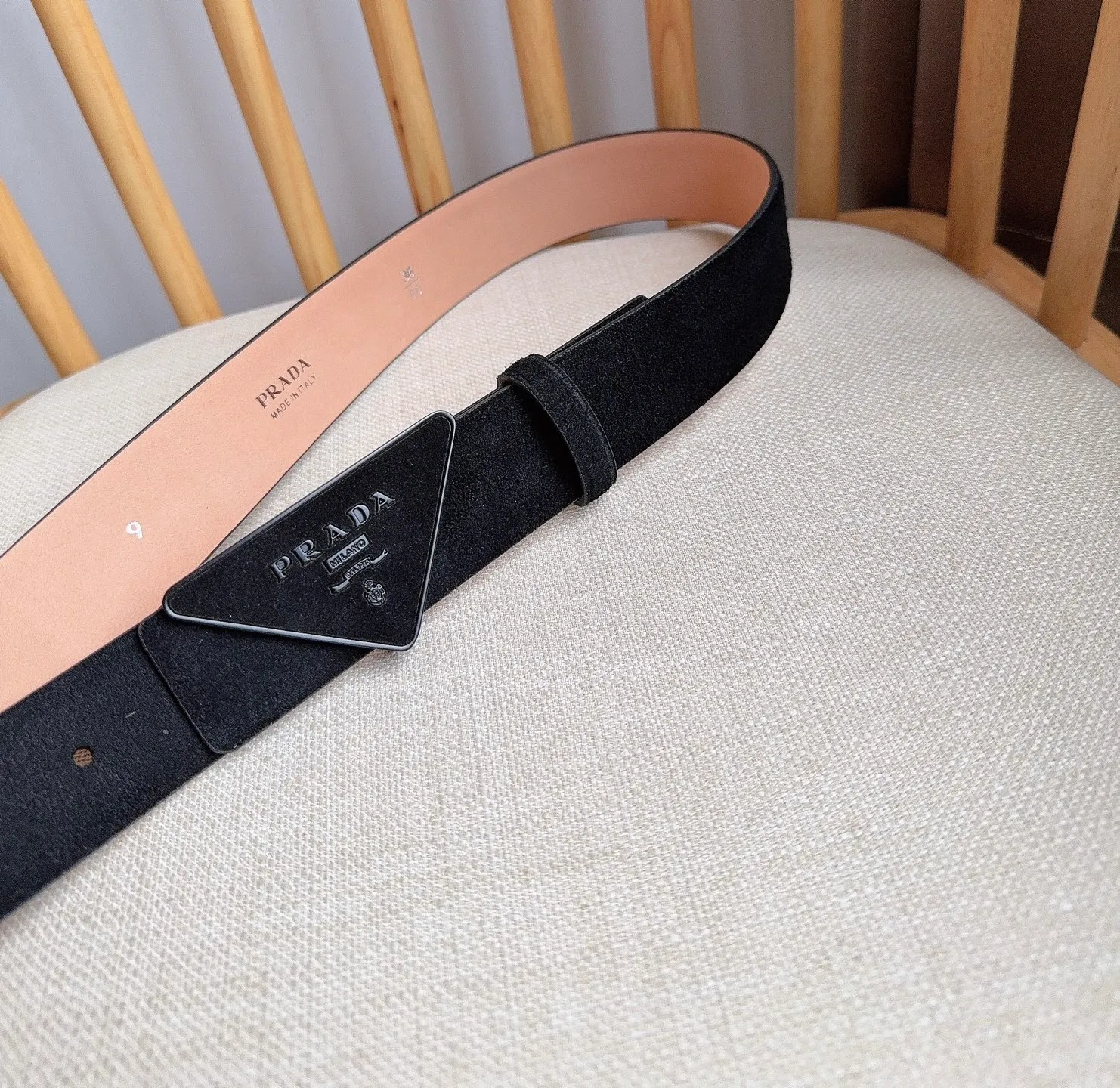 💰460💰Full package💰 💍Purchase level PRADA (Prada) ⚡️🌹Latest model at the counter 🎉🎉🎉 This soft suede leather belt has a simple and exquisite design. The triangular logo metal buckle adds the finishing touch to modern accessories. It has unique features and modernity, presenting a refined texture. ⚡️🌹Width: 3.5cm
