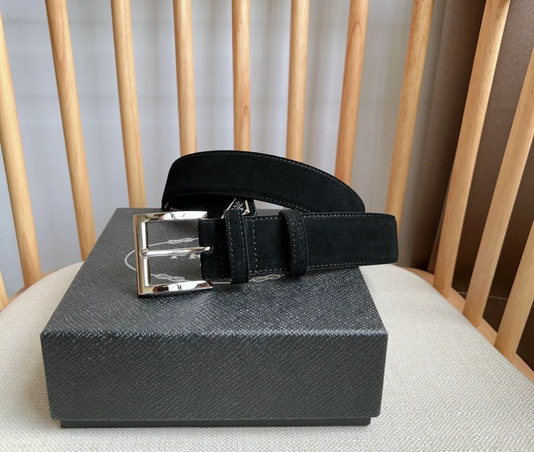 💰480💰Full package💰 💍Purchase-grade PRADA (Prada) ⚡️🌹The latest model at the counter. This suede leather belt has a simple yet exquisite style. The end is eye-catchingly decorated with an enamel triangular metal logo⚡️🌹It is the brand's iconic material. Unisex Width 3.5cm