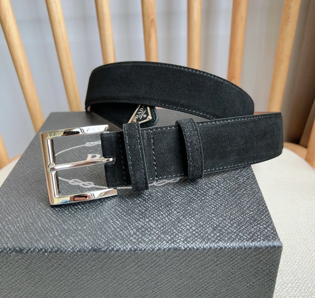 💰480💰Full package💰 💍Purchase-grade PRADA (Prada) ⚡️🌹The latest model at the counter. This suede leather belt has a simple yet exquisite style. The end is eye-catchingly decorated with an enamel triangular metal logo⚡️🌹It is the brand's iconic material. Unisex Width 3.5cm