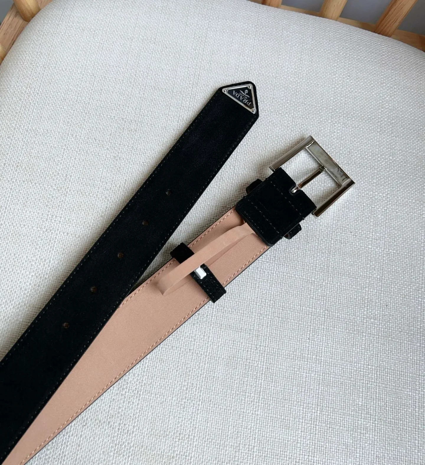 💰480💰Full package💰 💍Purchase-grade PRADA (Prada) ⚡️🌹The latest model at the counter. This suede leather belt has a simple yet exquisite style. The end is eye-catchingly decorated with an enamel triangular metal logo⚡️🌹It is the brand's iconic material. Unisex Width 3.5cm