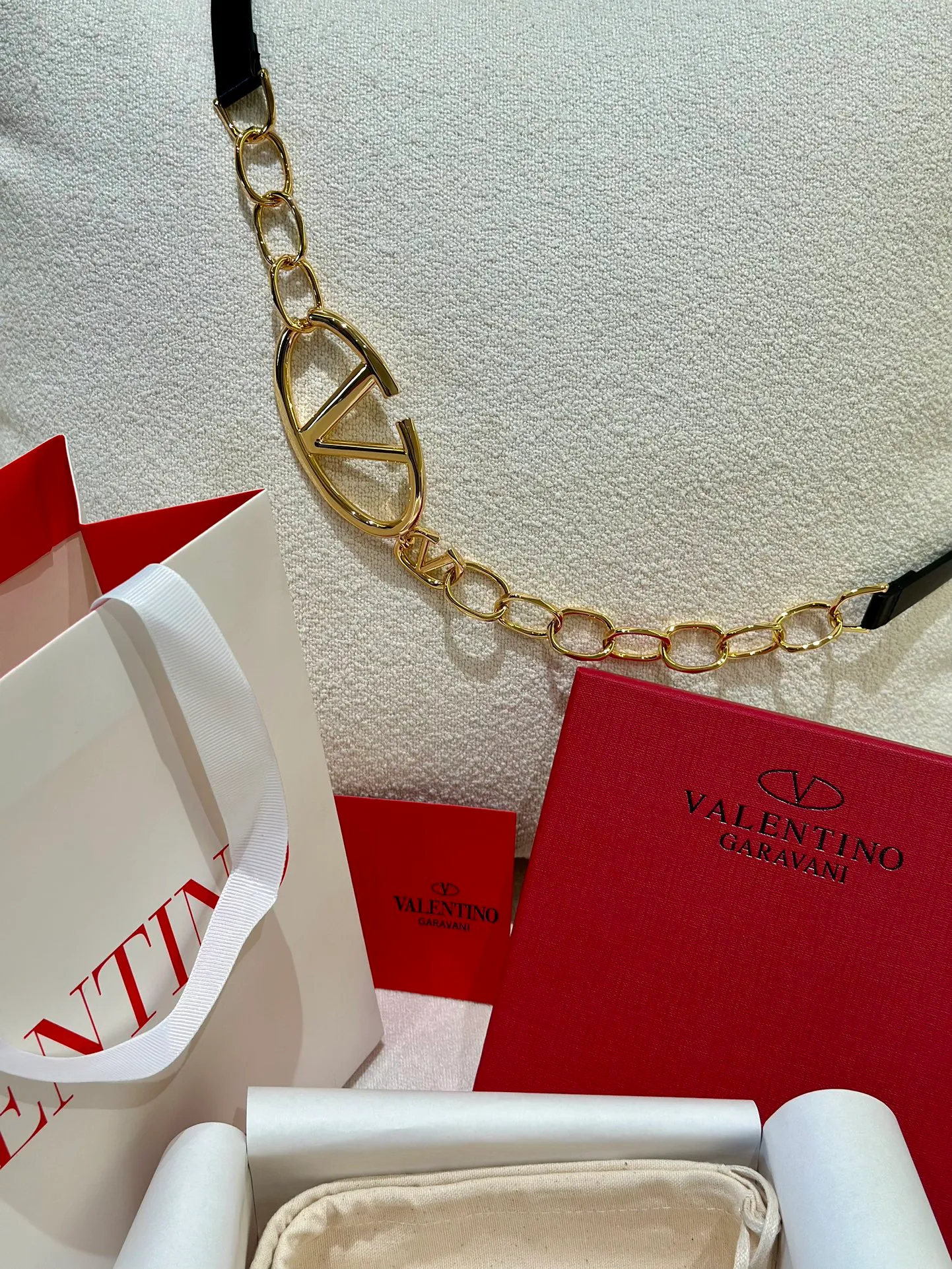 💰520💰Full set of packaging💰 💍Valentino, genuine grade, real shot of large goods‼ ️ Chain waist chain, brick buckle, with super chic feel, retro fork looks elegant, fashionable and individual! It's really smart and cute. It can be worn on the upper body to perfectly modify the figure. It's a must-have for fashion. ZP customization. The same brass material as the counter. Code number: 75.80.85.90.95