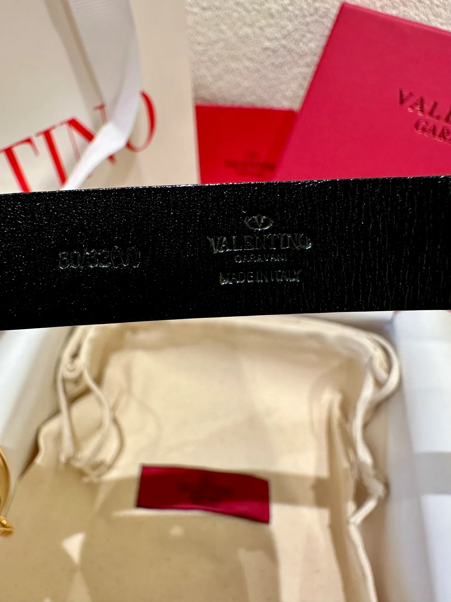 💰520💰Full set of packaging💰 💍Valentino, genuine grade, real shot of large goods‼ ️ Chain waist chain, brick buckle, with super chic feel, retro fork looks elegant, fashionable and individual! It's really smart and cute. It can be worn on the upper body to perfectly modify the figure. It's a must-have for fashion. ZP customization. The same brass material as the counter. Code number: 75.80.85.90.95