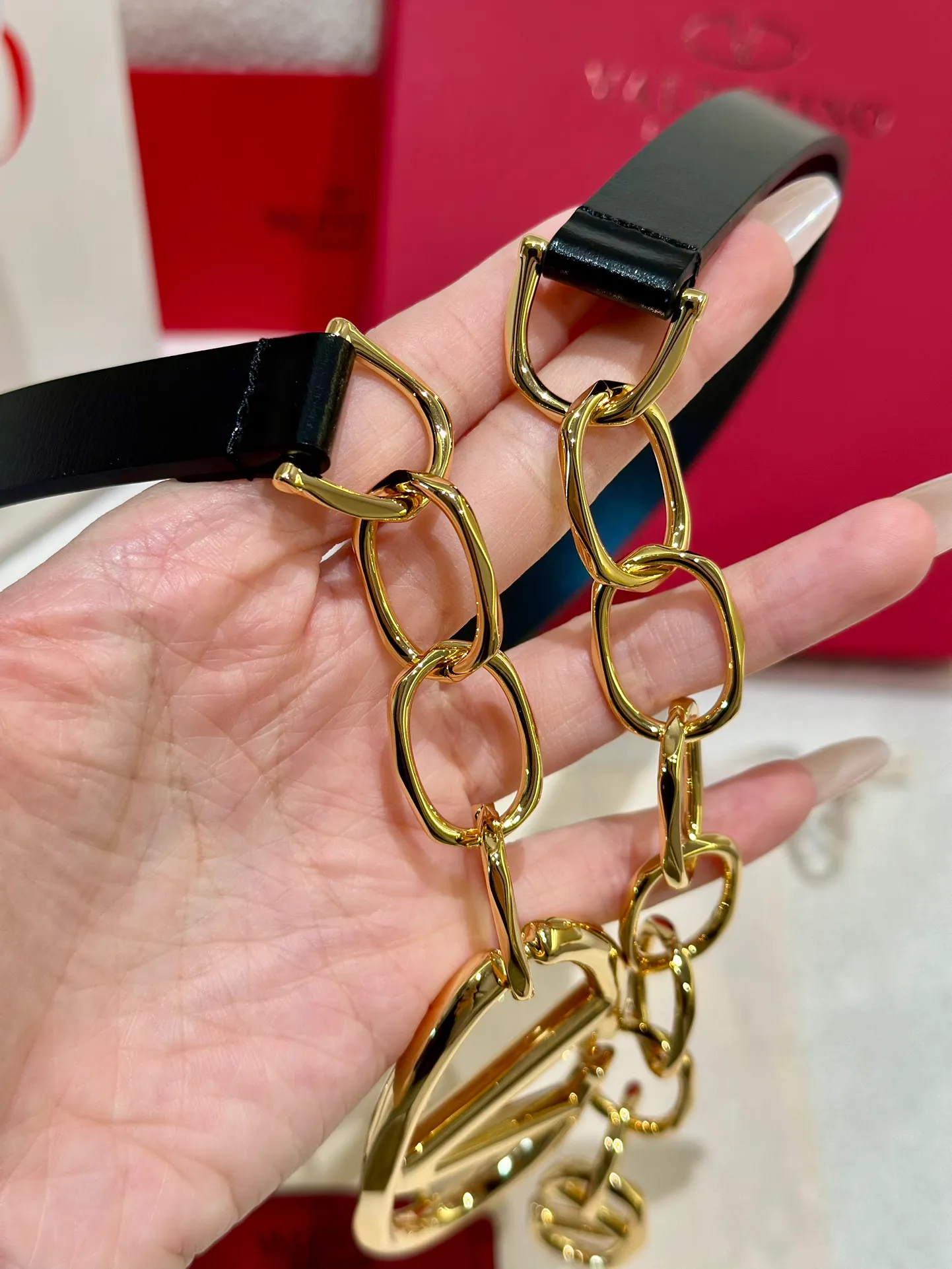 💰520💰Full set of packaging💰 💍Valentino, genuine grade, real shot of large goods‼ ️ Chain waist chain, brick buckle, with super chic feel, retro fork looks elegant, fashionable and individual! It's really smart and cute. It can be worn on the upper body to perfectly modify the figure. It's a must-have for fashion. ZP customization. The same brass material as the counter. Code number: 75.80.85.90.95