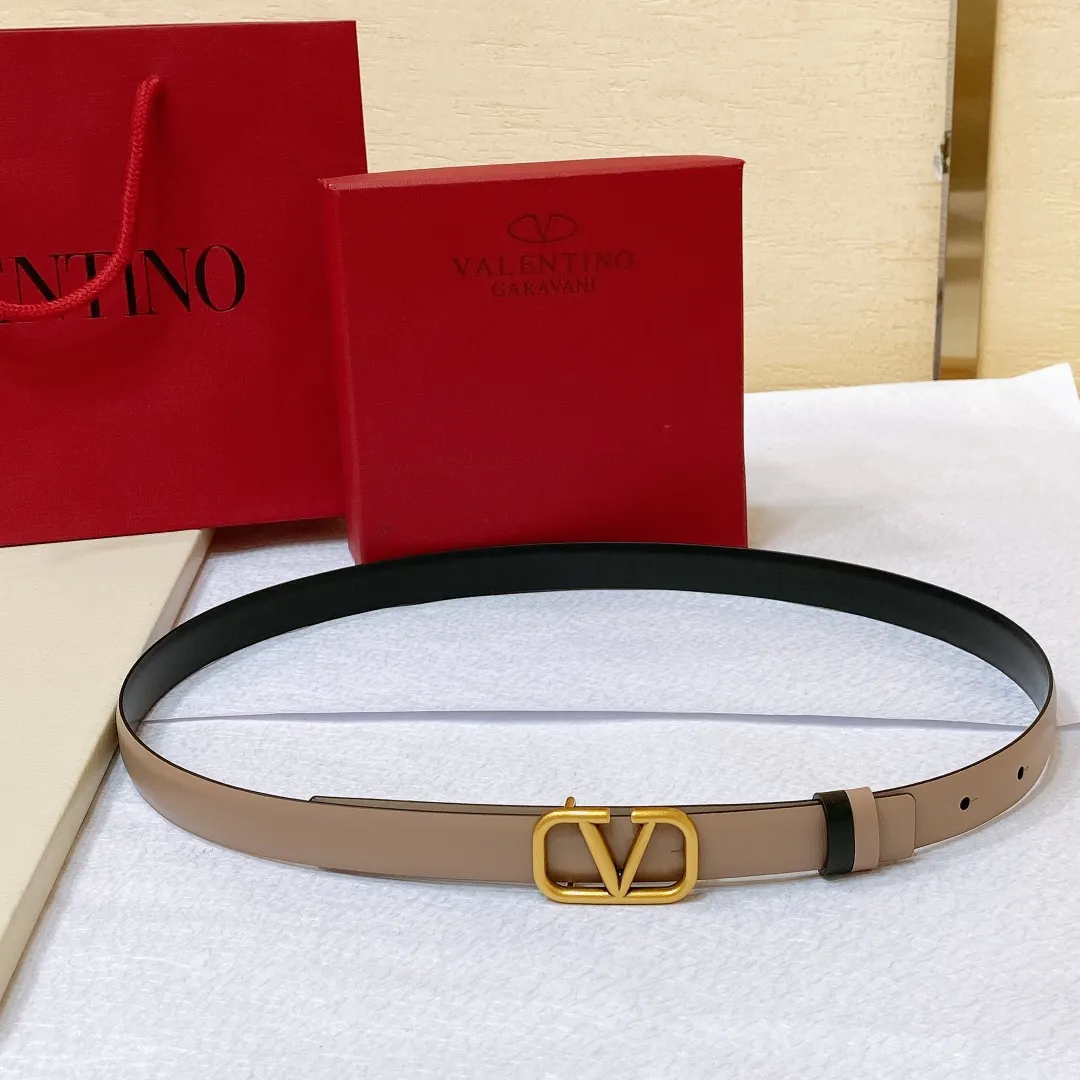 💰440💰Full package💰 💍Purchase level Valentino VALENTINO GARAVANI VLOGO SIGNATURE Reversible Brass classic buckle Glossy calfskin belt -VLOGO SIGNATURE buckle, -Glossy calfskin material Horizontal stripe belt -Width: 2.0cm