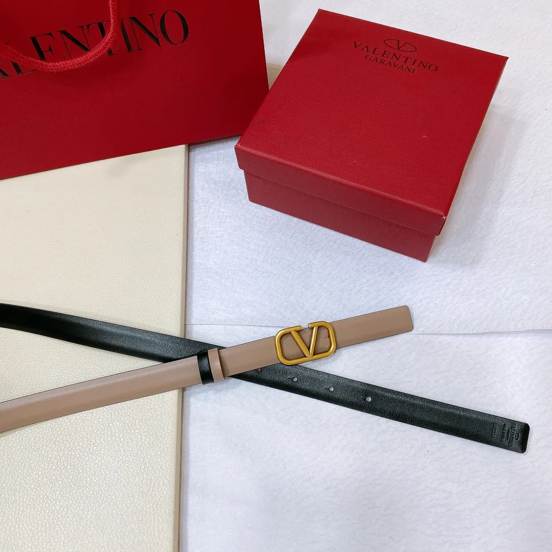 💰440💰Full package💰 💍Purchase level Valentino VALENTINO GARAVANI VLOGO SIGNATURE Reversible Brass classic buckle Glossy calfskin belt -VLOGO SIGNATURE buckle, -Glossy calfskin material Horizontal stripe belt -Width: 2.0cm