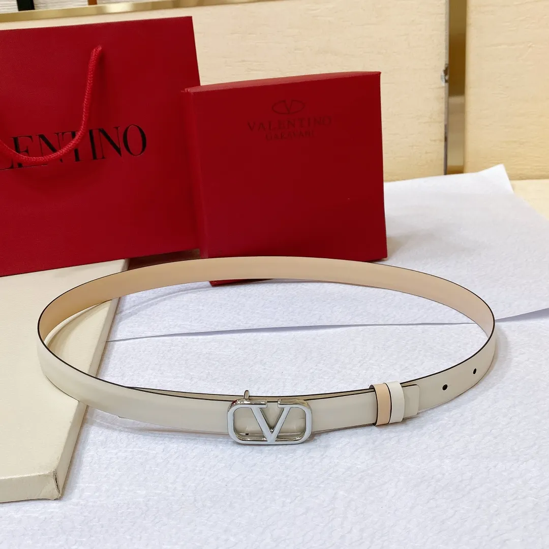 💰440💰Full package💰 💍Purchase level Valentino VALENTINO GARAVANI VLOGO SIGNATURE Reversible Brass classic buckle Glossy calfskin belt -VLOGO SIGNATURE buckle, -Glossy calfskin material Horizontal stripe belt -Width: 2.0cm