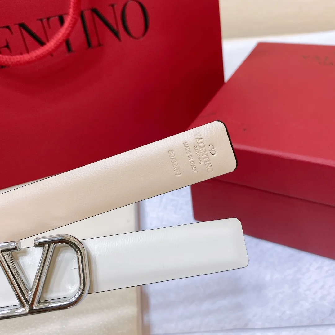 💰440💰Full package💰 💍Purchase level Valentino VALENTINO GARAVANI VLOGO SIGNATURE Reversible Brass classic buckle Glossy calfskin belt -VLOGO SIGNATURE buckle, -Glossy calfskin material Horizontal stripe belt -Width: 2.0cm