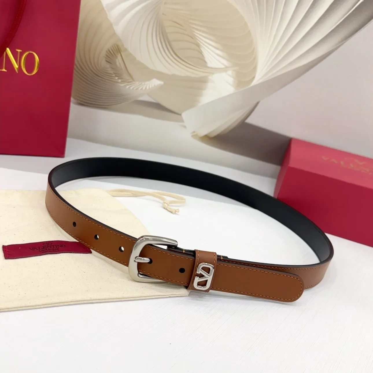 💰480💰Full package💰 💍Purchasing-grade Valentino belt ⚡️2.5cm ⚡️Double-sided first-layer cowhide ⚡️Length: .75.80.85.9095.100 Euro, copper hardware pin buckle original mold opening and customization to celebrate][Celebration][Celebration]