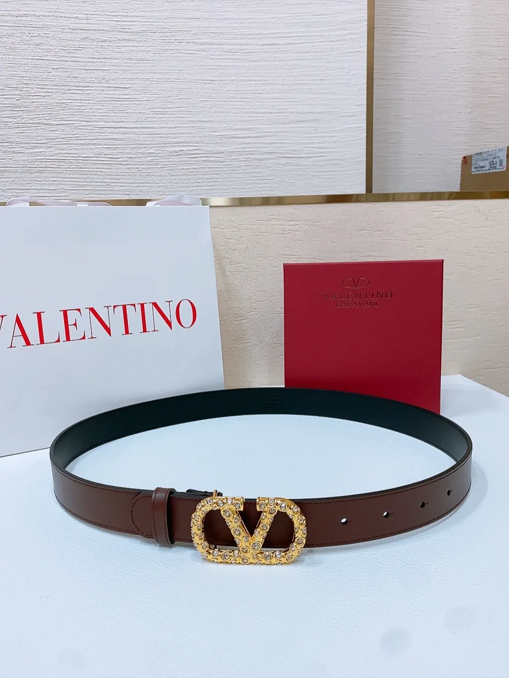 💰480💰Full package💰 💍Purchasing-grade Valentino VLOGO SIGNATURE buckle, decorated with Swarovski® imitation pearls -Swarovski diamond pattern buckle -Imported calfskin material, plain belt body -Width: 3 cm