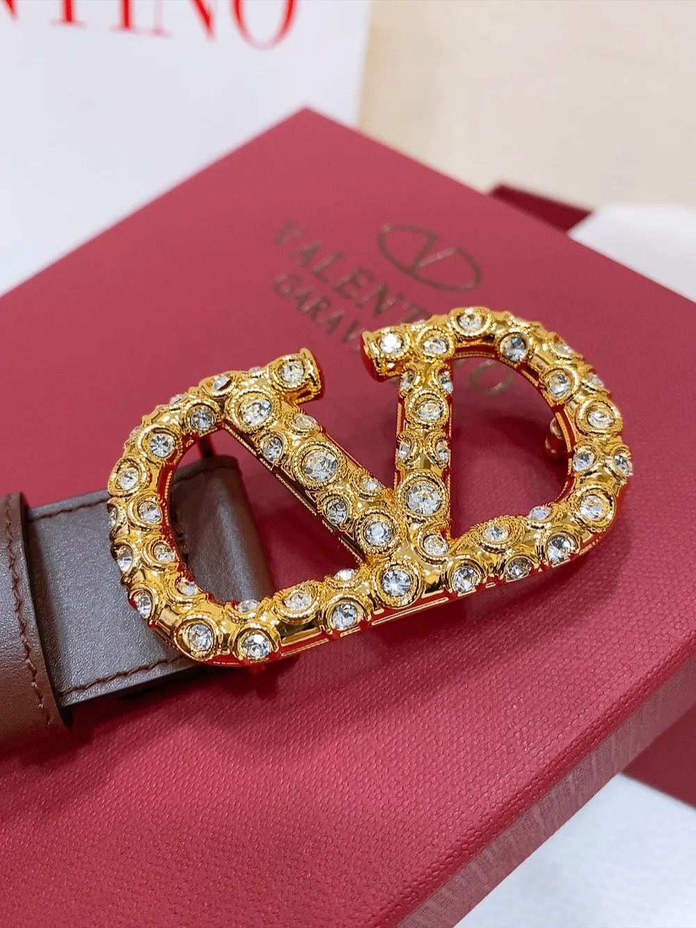 💰480💰Full package💰 💍Purchasing-grade Valentino VLOGO SIGNATURE buckle, decorated with Swarovski® imitation pearls -Swarovski diamond pattern buckle -Imported calfskin material, plain belt body -Width: 3 cm
