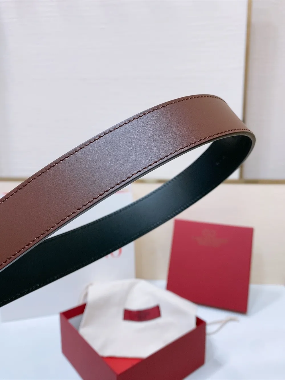 💰480💰Full package💰 💍Purchasing-grade Valentino VLOGO SIGNATURE buckle, decorated with Swarovski® imitation pearls -Swarovski diamond pattern buckle -Imported calfskin material, plain belt body -Width: 3 cm