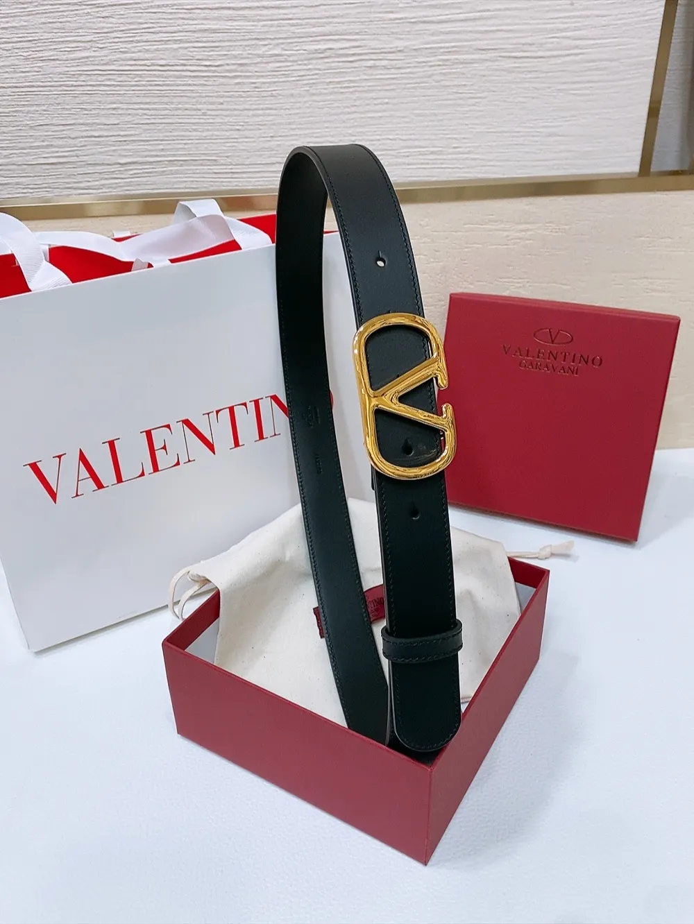 💰440💰Full package💰 💍Purchasing-grade Valentino -VLOGO SIGNATURE buckle, glossy calfskin belt -Swarovski diamond glossy buckle -Imported calfskin material, plain belt body -Width: 3 cm