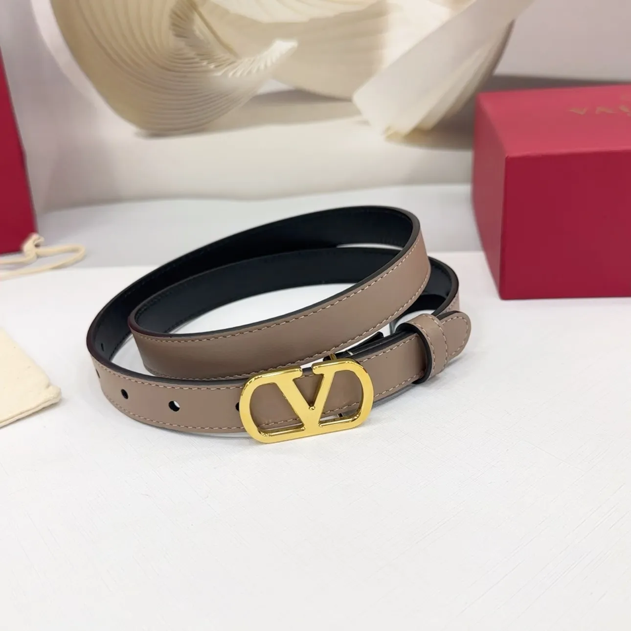 💰460💰Full package💰 💍Purchasing-grade Valentino belt ⚡️Width 2.0cm, double-sided first-layer cowhide leather ⚡️Length: .75.80.85.90.95.100 Euro, two-color hardware copper buckle original mold opening and customization to celebrate][Celebration][Celebration]