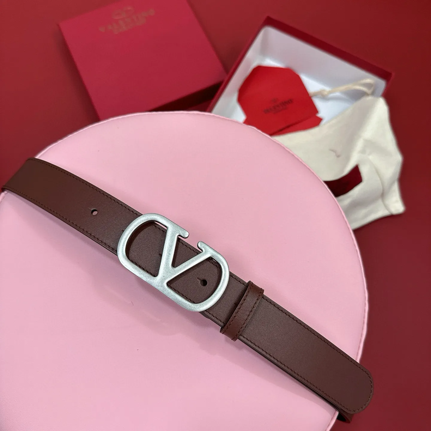 💰440💰Full package💰 💍Purchasing-grade Valentino -VLOGO SIGNATURE buckle, glossy calfskin belt -Swarovski diamond glossy buckle -Imported calfskin material, plain belt body -Width: 3 cm