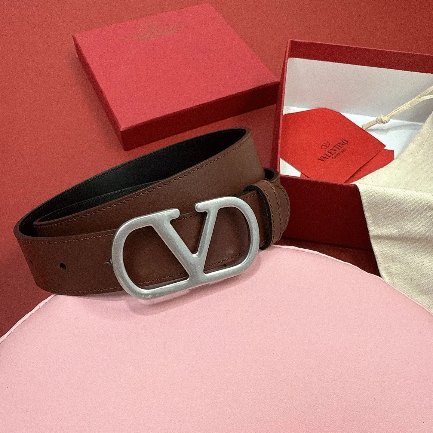 💰440💰Full package💰 💍Purchasing-grade Valentino -VLOGO SIGNATURE buckle, glossy calfskin belt -Swarovski diamond glossy buckle -Imported calfskin material, plain belt body -Width: 3 cm