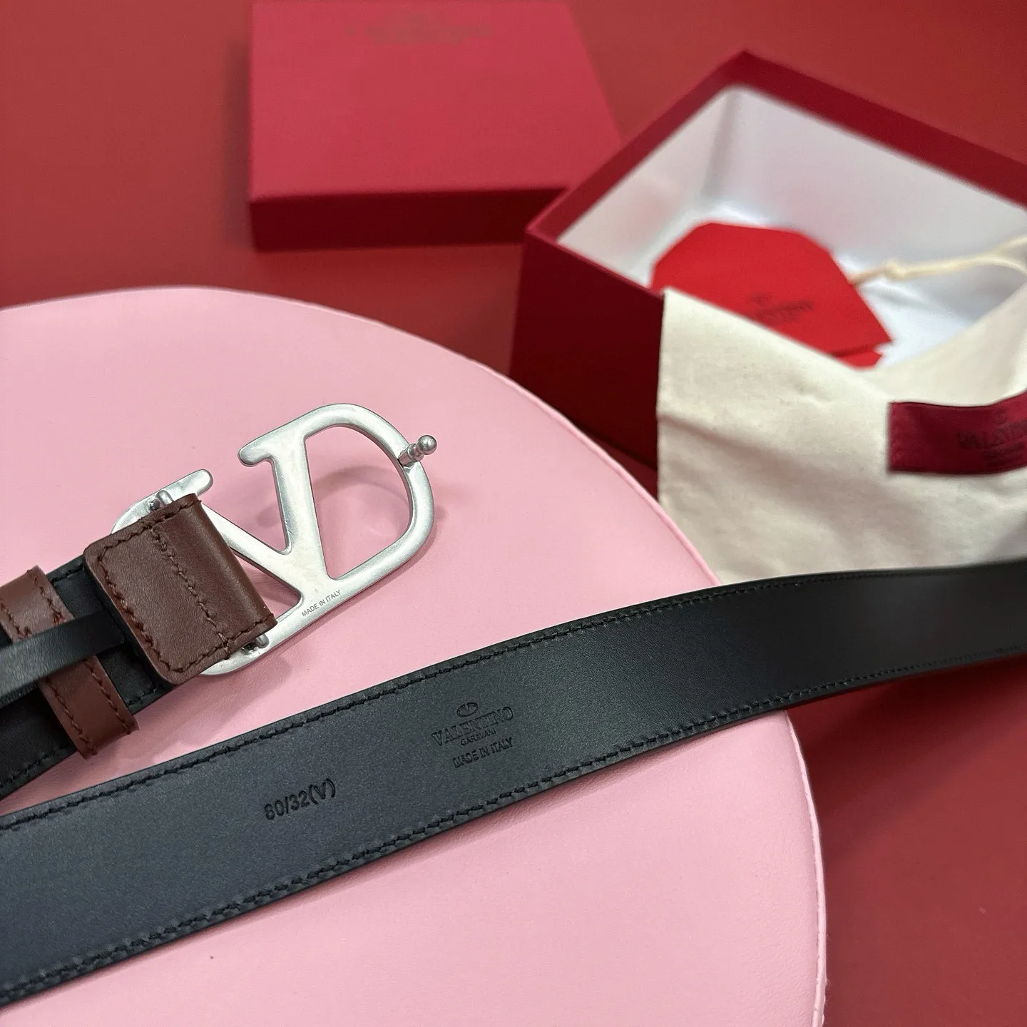 💰440💰Full package💰 💍Purchasing-grade Valentino -VLOGO SIGNATURE buckle, glossy calfskin belt -Swarovski diamond glossy buckle -Imported calfskin material, plain belt body -Width: 3 cm