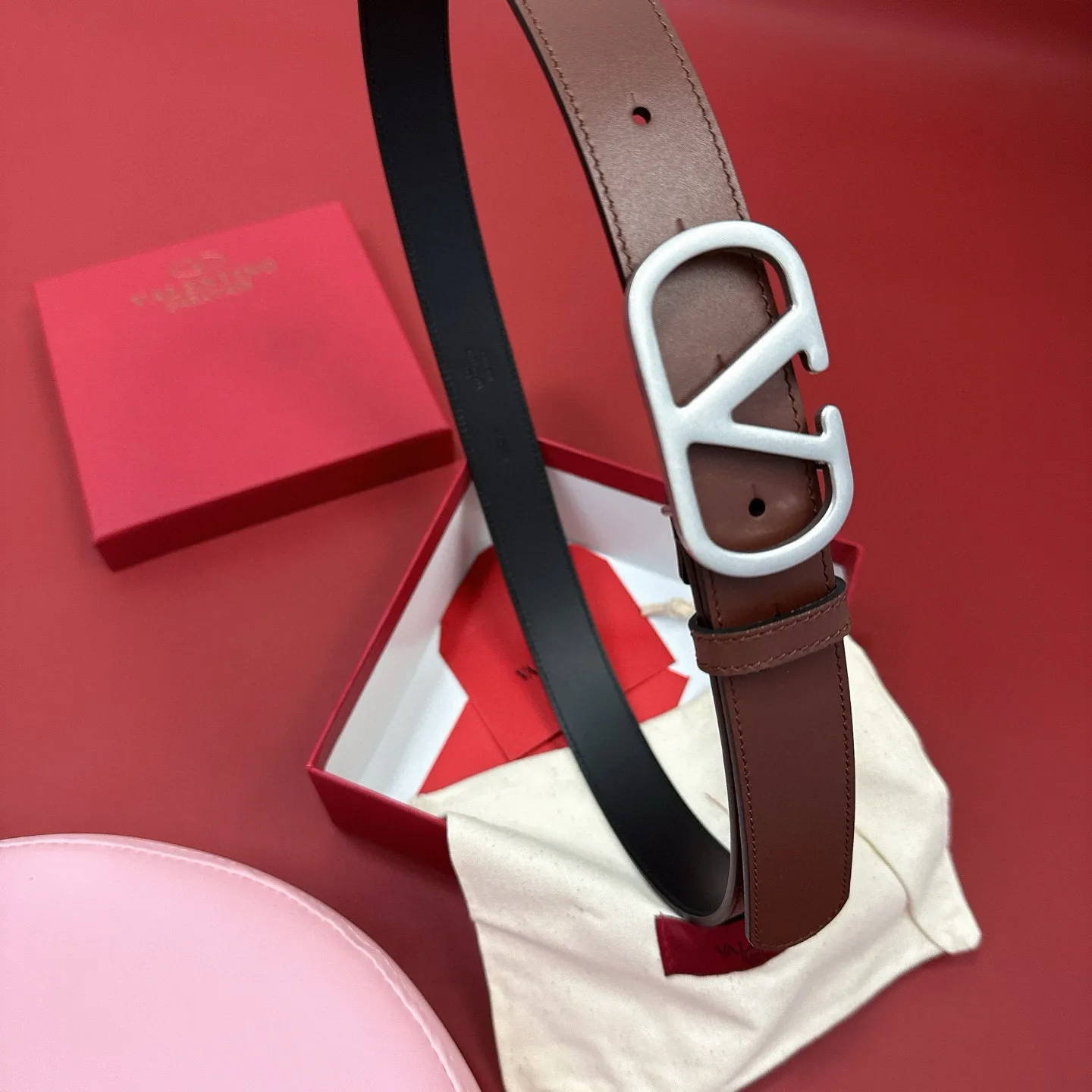 💰440💰Full package💰 💍Purchasing-grade Valentino -VLOGO SIGNATURE buckle, glossy calfskin belt -Swarovski diamond glossy buckle -Imported calfskin material, plain belt body -Width: 3 cm