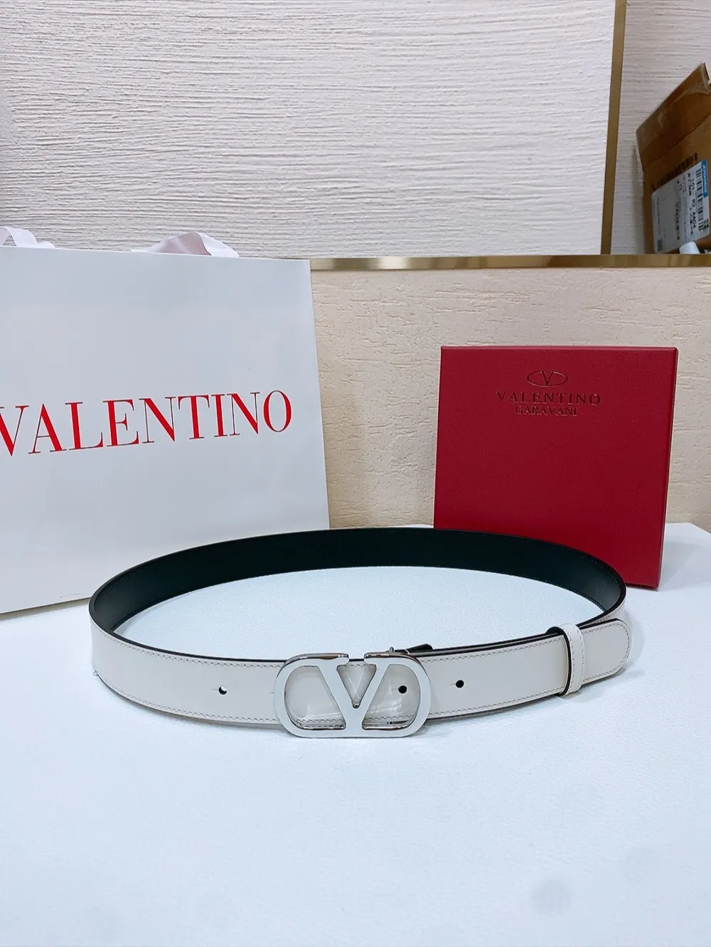 💰440💰Full package💰 💍Purchasing-grade Valentino -VLOGO SIGNATURE buckle, glossy calfskin belt -Swarovski diamond glossy buckle -Imported calfskin material, plain belt body -Width: 3 cm