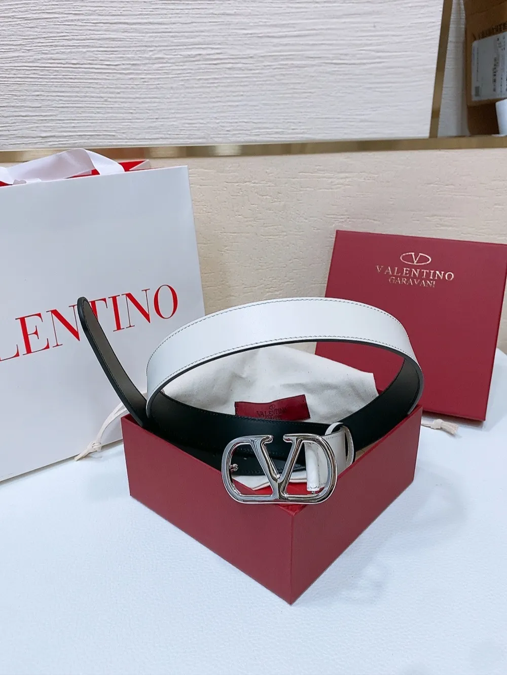 💰440💰Full package💰 💍Purchasing-grade Valentino -VLOGO SIGNATURE buckle, glossy calfskin belt -Swarovski diamond glossy buckle -Imported calfskin material, plain belt body -Width: 3 cm