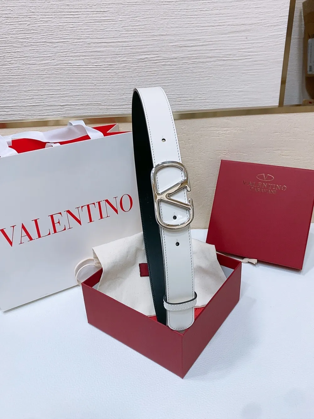 💰440💰Full package💰 💍Purchasing-grade Valentino -VLOGO SIGNATURE buckle, glossy calfskin belt -Swarovski diamond glossy buckle -Imported calfskin material, plain belt body -Width: 3 cm