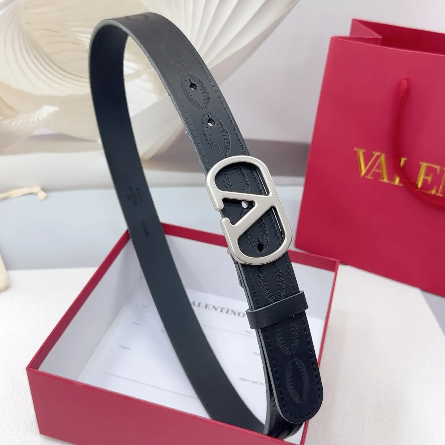 💰480💰Full package💰 💍Purchasing-grade Valentino belt⚡️🌹Width 3.0cm, double-sided first-layer cowhide⚡️🌹Length: .75.80.85.9095.100 Euro, original copper hardware buckle molded and customized⚡️🌹