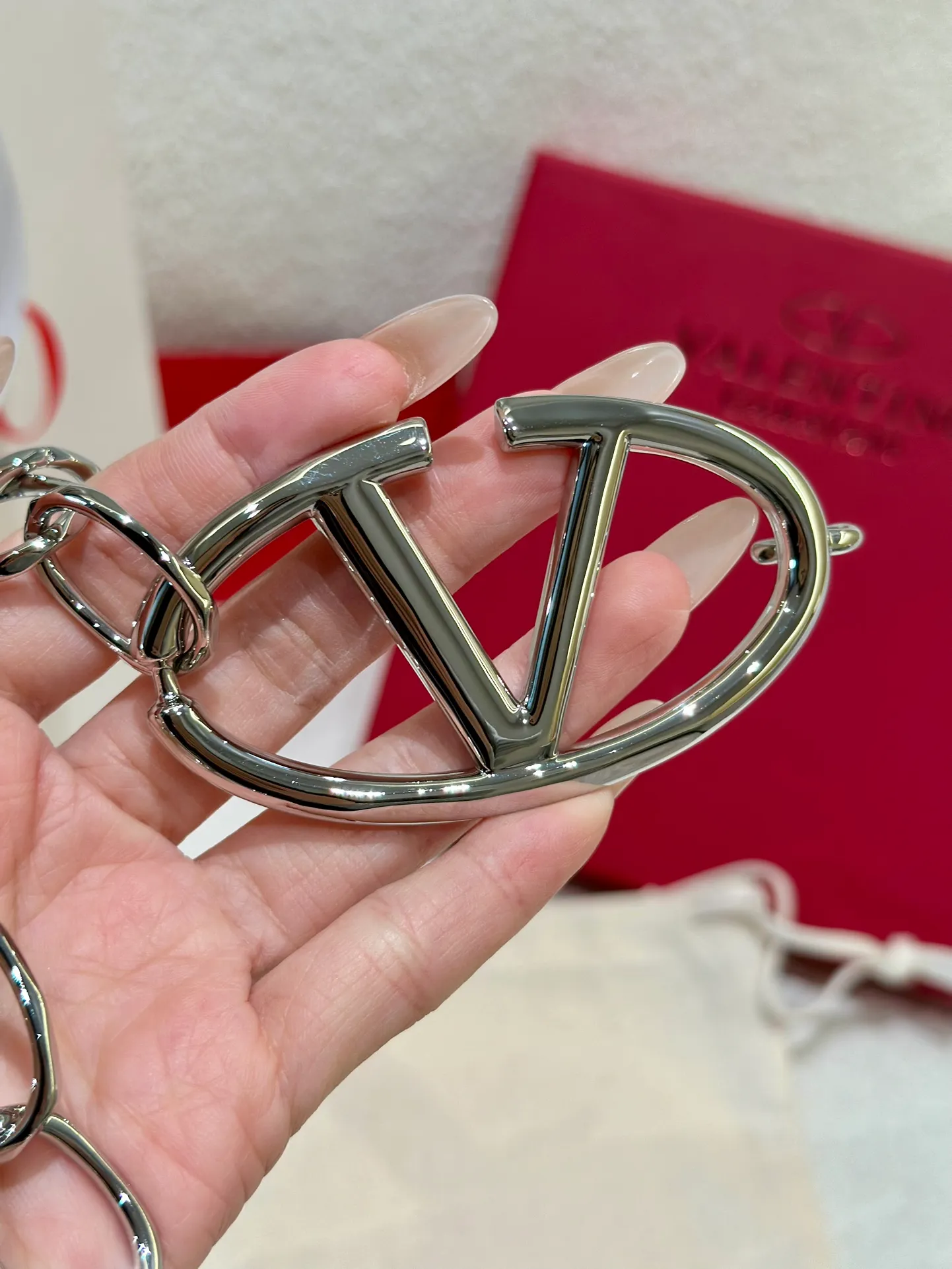 💰520💰Full set of packaging💰 💍Valentino, genuine grade, real shot of large goods‼ ️ Chain waist chain, brick buckle, with super chic feel, retro fork looks elegant, fashionable and individual! It's really smart and cute. It can be worn on the upper body to perfectly modify the figure. It's a must-have for fashion. ZP customization. The same brass material as the counter. Code number: 75.80.85.90.95