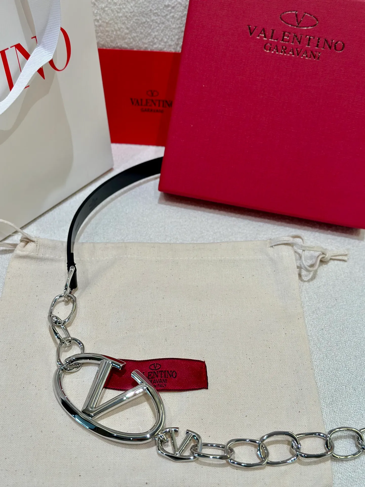 💰520💰Full set of packaging💰 💍Valentino, genuine grade, real shot of large goods‼ ️ Chain waist chain, brick buckle, with super chic feel, retro fork looks elegant, fashionable and individual! It's really smart and cute. It can be worn on the upper body to perfectly modify the figure. It's a must-have for fashion. ZP customization. The same brass material as the counter. Code number: 75.80.85.90.95