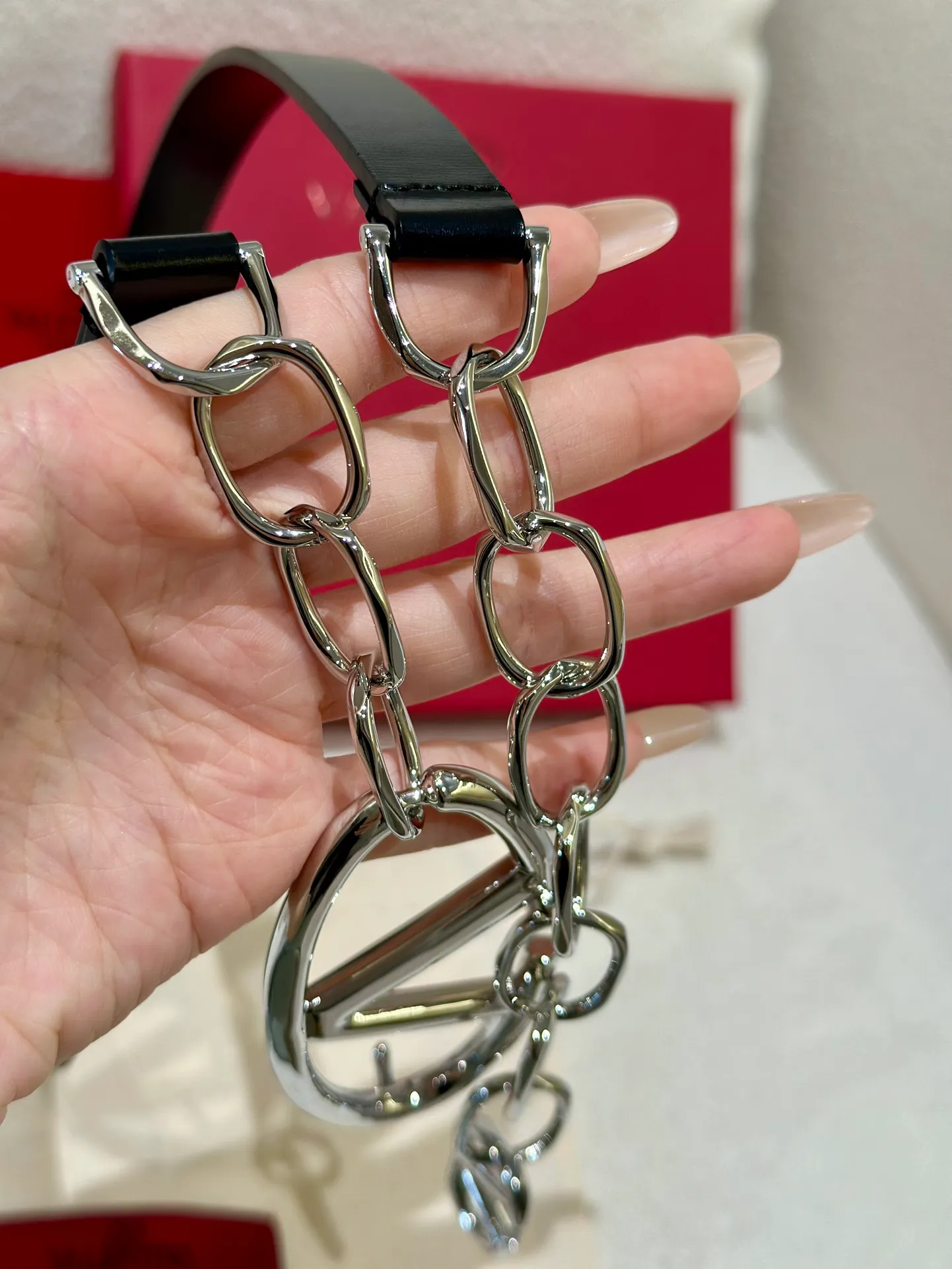 💰520💰Full set of packaging💰 💍Valentino, genuine grade, real shot of large goods‼ ️ Chain waist chain, brick buckle, with super chic feel, retro fork looks elegant, fashionable and individual! It's really smart and cute. It can be worn on the upper body to perfectly modify the figure. It's a must-have for fashion. ZP customization. The same brass material as the counter. Code number: 75.80.85.90.95