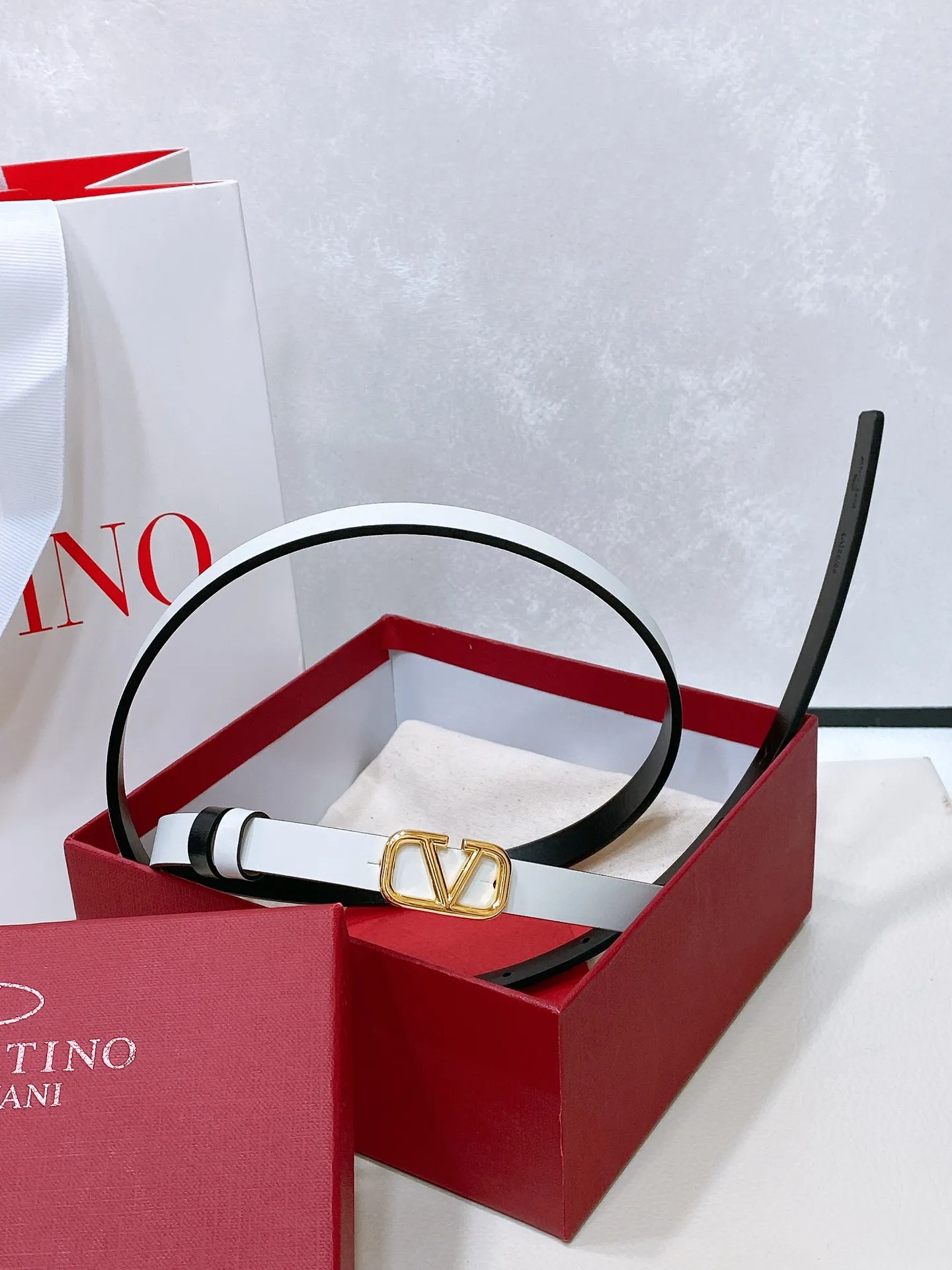 💰440💰Full package💰 💍Purchase level Valentino VLOGO SIGNATURE reversible calfskin belt - VLOGO SIGNATURE buckle brass metal -Outer metallic calfskin -Inner glossy calfskin -Width: 1 cm
