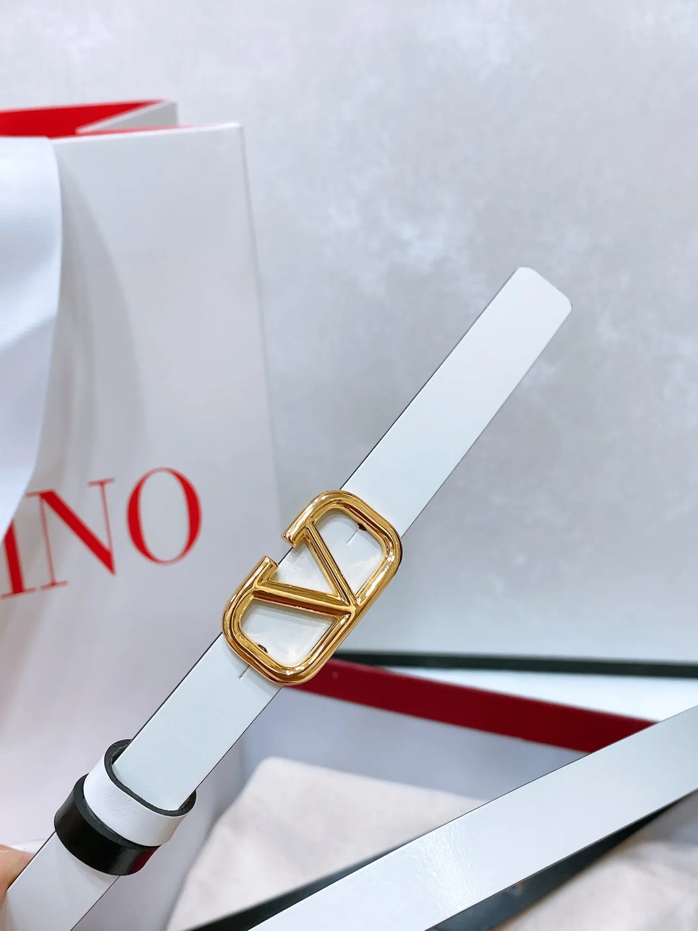 💰440💰Full package💰 💍Purchase level Valentino VLOGO SIGNATURE reversible calfskin belt - VLOGO SIGNATURE buckle brass metal -Outer metallic calfskin -Inner glossy calfskin -Width: 1 cm