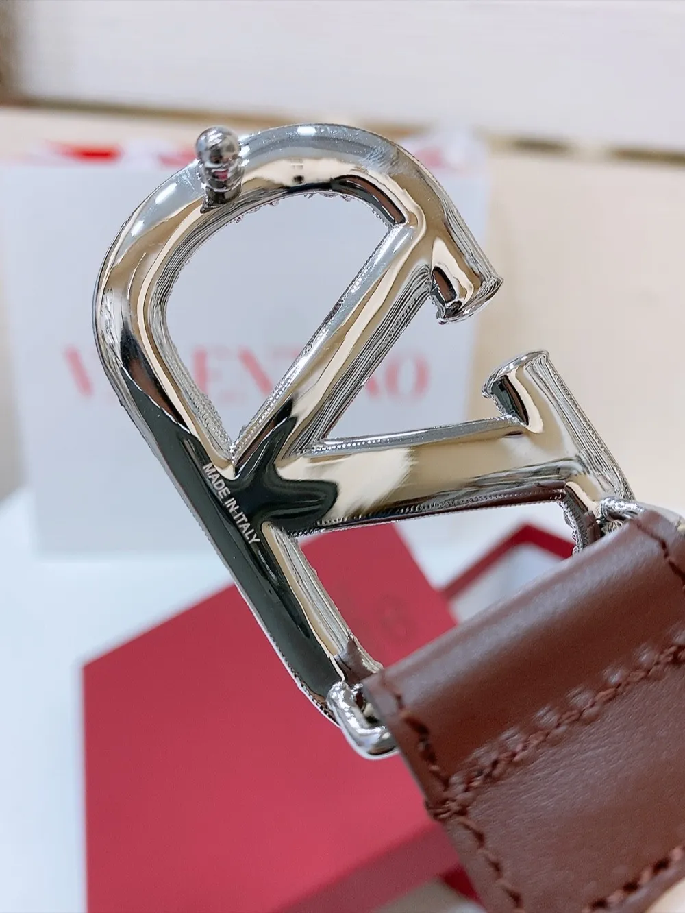 💰480💰Full package💰 💍Purchasing-grade Valentino VLOGO SIGNATURE buckle, decorated with Swarovski® imitation pearls -Swarovski diamond pattern buckle -Imported calfskin material, plain belt body -Width: 3 cm