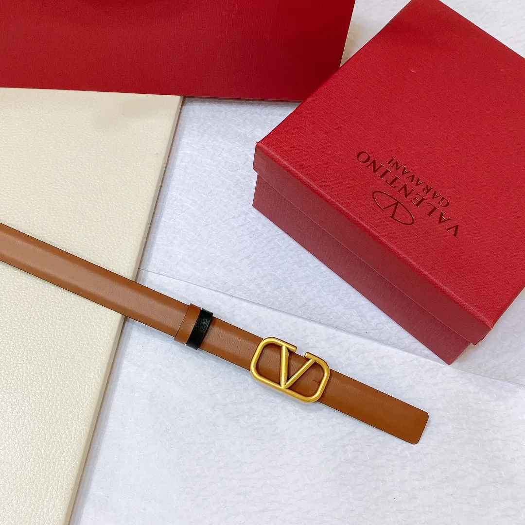 💰440💰Full package💰 💍Purchase level Valentino VALENTINO GARAVANI VLOGO SIGNATURE Reversible Brass classic buckle Glossy calfskin belt -VLOGO SIGNATURE buckle, -Glossy calfskin material Horizontal stripe belt -Width: 2.0cm
