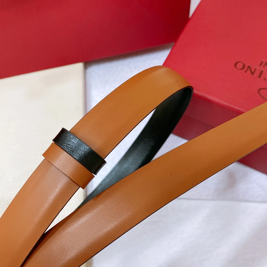 💰440💰Full package💰 💍Purchase level Valentino VALENTINO GARAVANI VLOGO SIGNATURE Reversible Brass classic buckle Glossy calfskin belt -VLOGO SIGNATURE buckle, -Glossy calfskin material Horizontal stripe belt -Width: 2.0cm