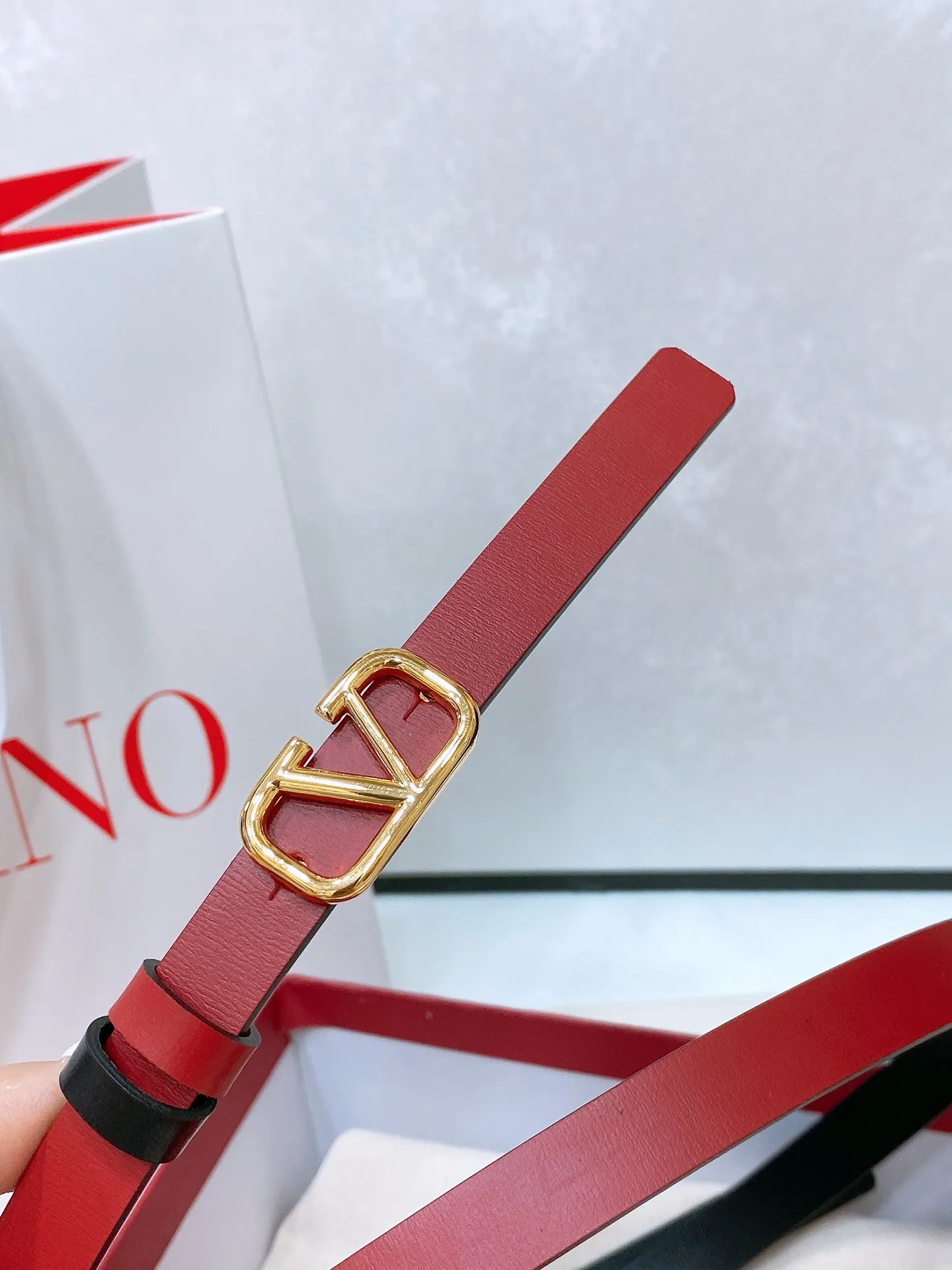 💰440💰Full package💰 💍Purchase level Valentino VLOGO SIGNATURE reversible calfskin belt - VLOGO SIGNATURE buckle brass metal -Outer metallic calfskin -Inner glossy calfskin -Width: 1 cm